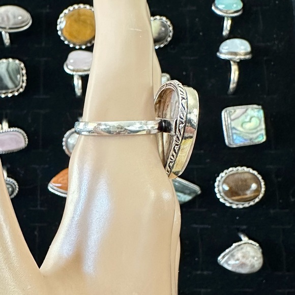 Is natural, banded, agate, teardrop, pear silver overlay stamped 925 size 8.5 - Picture 9 of 10